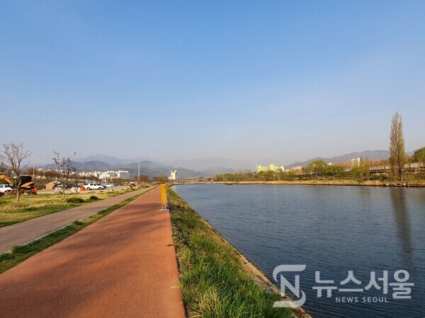 전천(箭川) 하천 산책로. 동해시 삼화동 두타산 무릉계곡에서 발원하여 북평동을 거쳐 동해로 연결되는 ‘전천(箭川)’은 동해시 구호동, 송정동에서 동해 바다로 합류한다.