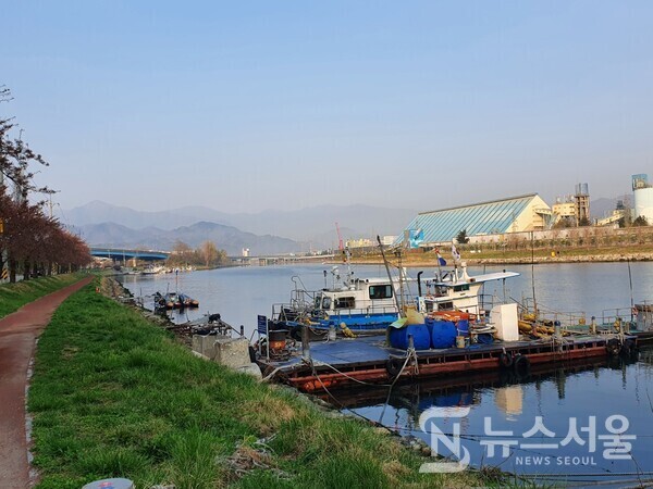 전천(箭川) 하류 산책로와 고깃배