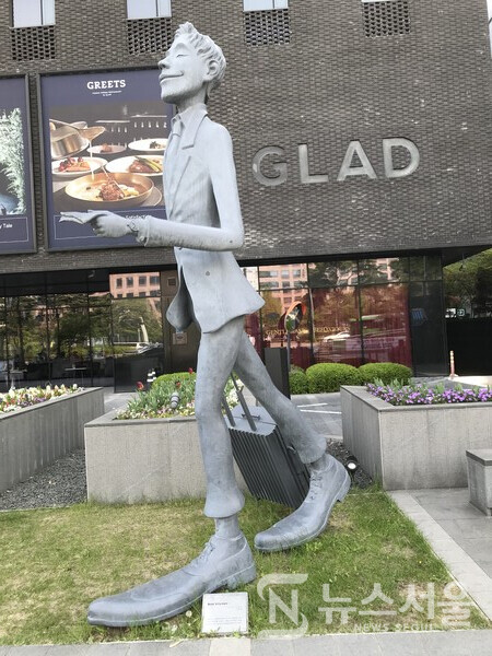 여의도 한 호텔 앞 비지니스맨 조형물