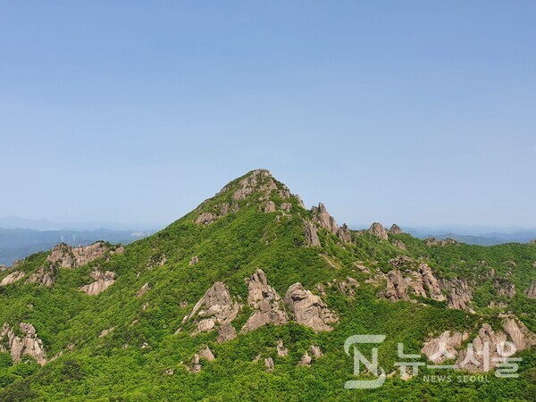 구정봉(九井峯)에서 바라본 천황봉(天皇峯) 정상. 날씨가 맑아서 구정봉 정상에서 보는 천황봉 정상 모습이 바로 앞에 있는 듯 뚜렷이 보인다.