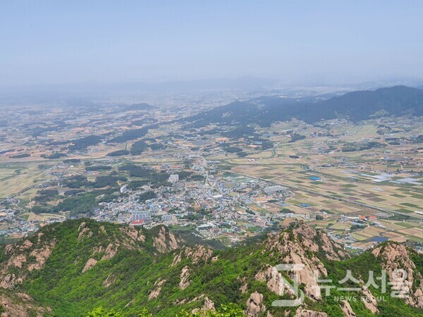 월출산 천황봉에서 바라본 영암읍내의 모습