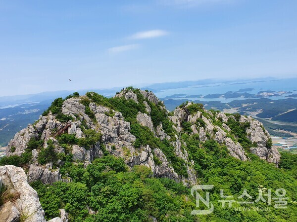 팔영산 두류봉에서 바라본 1봉부터 5봉, 그리고 여자만(汝自灣) 바다. 1봉(유영봉) - 2봉(성주봉) - 3봉(생황봉) - 4봉(사자봉) - 5봉(오로봉)이다.
