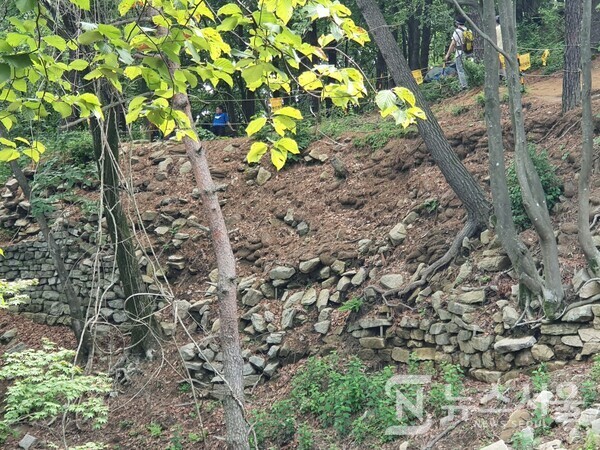  불암산성 성벽. ‘불암산성’은 불암산 제2봉에 위치하고 있는데, 규모는 작고 성벽 중 상당부분이 훼손되었으나 삼국시대의 축성기법을 잘 보여주는 성(城)으로 서울지역에 진출한 신라가 한강 유역 방어를 위해 축성한 것으로 추정된다