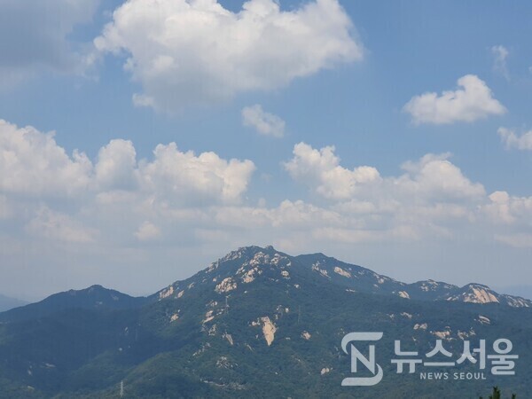 불암산 정상에서 바라본 수락산