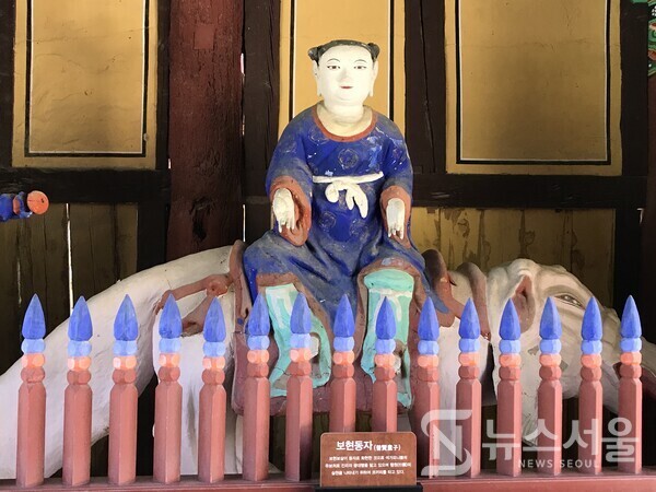 지리산 화엄사의 보현동자상 모습