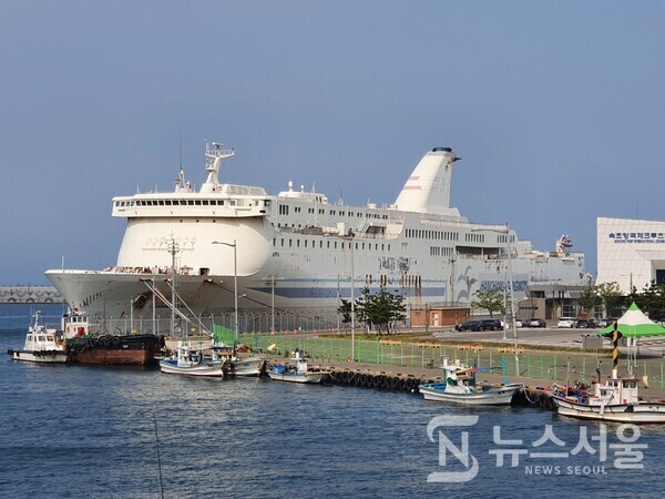 속초항 국제크루즈터미널에 정박 중인 크루즈유람선. 코로나사태 이전에는 엄청나게 큰 크루즈유람선을 이용하여 일본이나 러시아 블라디보스톡 등으로 해외여행을 떠나는 여행객들로 인하여 속초항 국제크루즈터미널이 북적였다. 다만, 코로나사태로 인하여 해외여행이 통제되어 지금은 큼지막한 크루즈유람선은 여행객들이 북적이는 그날이 다시 오기를 기다리면서 다소곳하게 터미널에 정박해 있다.