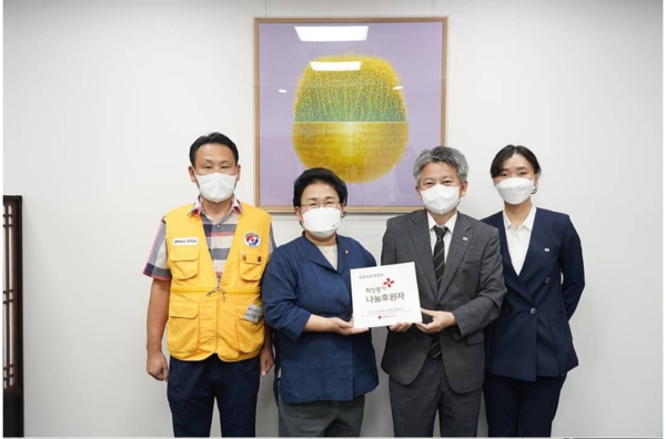 문정복 의원이 1일 경기적십자 손일수 사무처장으로부터 희망나눔명패를 전달 받은 뒤 기념촬영을 하고 있다.