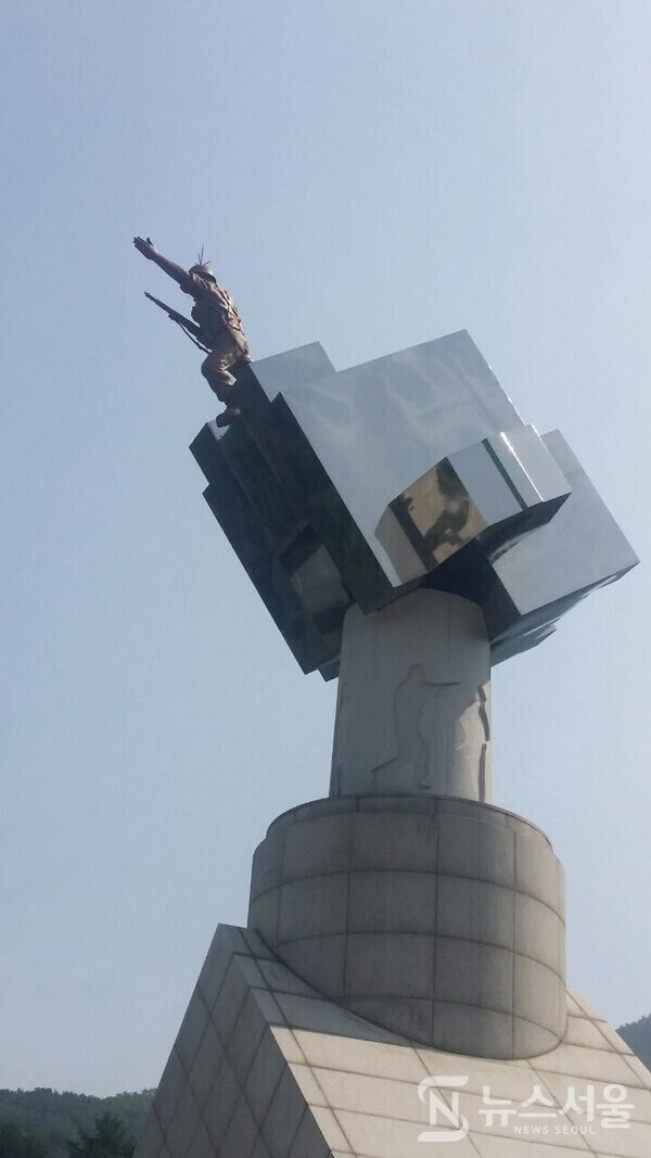 하남 검단산 등산로에는 하남시민들이 정성을 모아 2001년에 건립한 현충탑이 있다.