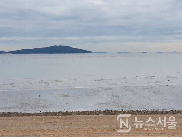 옹암해변. 상산봉에서 서쪽 방향으로 산행하다 바다쪽으로 내려가면 장봉1리 옹암해변에 도달하게 된다. 옹암(독바위)해변은 해수욕장이 넓게 펼쳐져 있고 차량 캠핑장이 있어서 차박이나 캠핑객들이 많이 찾는 곳이며 맛집 식당도 여러 곳 있어서 관광객들에게 널리 알려져 있다.