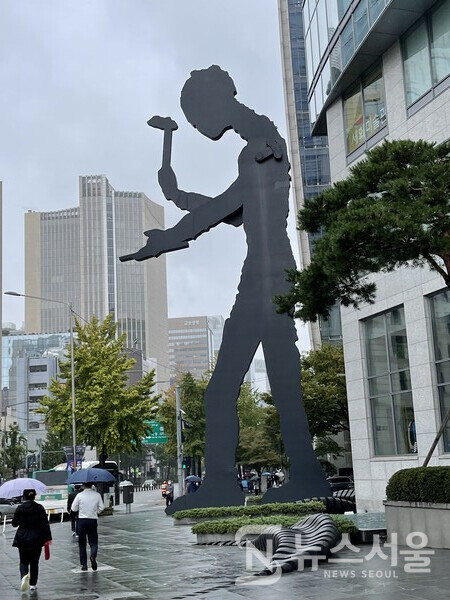 신문로 흥국생명 본사 앞 설치 조형물 '해머링맨'