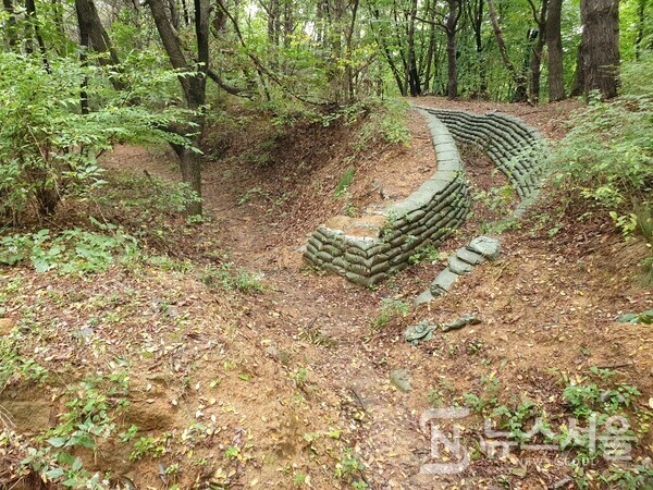 개화산 둘레길에 있는 교통호. ‘개화산’은 김포공항이 한눈에 조망되는 곳으로 군사상으로 중요한 위치에 있으며 정상에는 레이더 기지가 설치되어 있다. 또한 개화산은 6.25전쟁 때 인천상륙작전에 성공한 UN군과 국군이 서울을 수복하기 위해 전투를 벌인 역사적 현장이기도 하다. 개화산 곳곳에는 군사용 교통호가 설치되어 있어 이곳의 군사상 중요성을 다시 한번 느끼게 된다. 