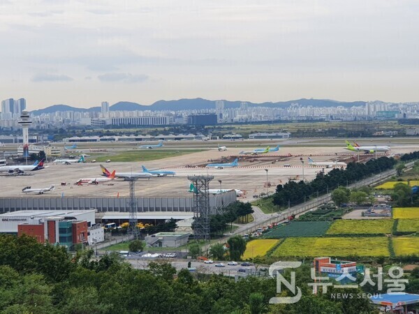 하늘길 전망대에서 바라본 김포공항 모습. 개화산 둘레길 내 신선바위 근처에 김포공항을 한눈에 조망할 수 있는 ‘하늘길 전망대’가 있다. ‘하늘길 전망대’에서는 김포공항 건물과 항공기 등이 뚜렷이 보이며 이륙과 착륙하는 비행기도 가까이 보인다. 김포공항 뒤로 부천시와 인천광역시 모습도 조망된다.