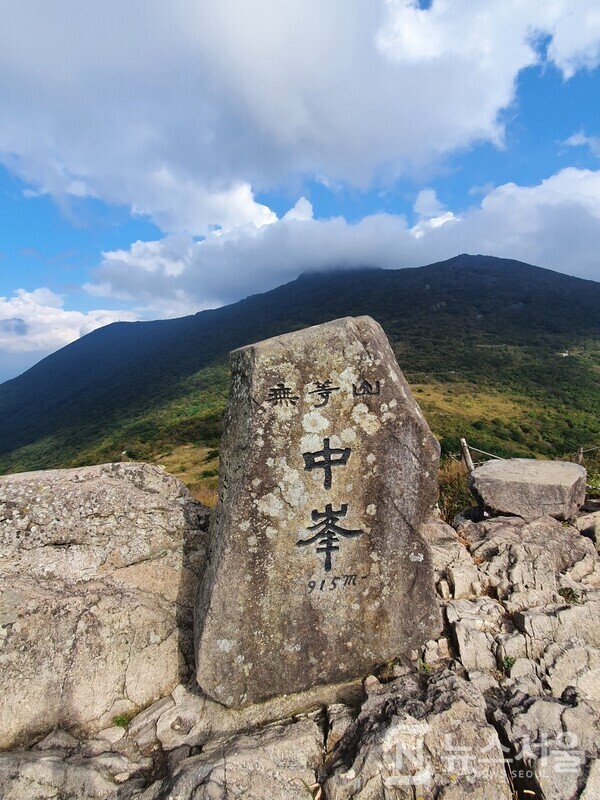  서석대에서 하산하여 목교를 지나 중봉복원지를 지나 다시 약간 오르막 산행을 하면 무등산 중봉(中峯)(해발 915m)에 도달하게 된다. 중봉에서는 뒤편으로 서석대 등 무등산 정상 능선이 한 눈에 보이며, 앞쪽으로 광주시내가 한눈에 조망된다.