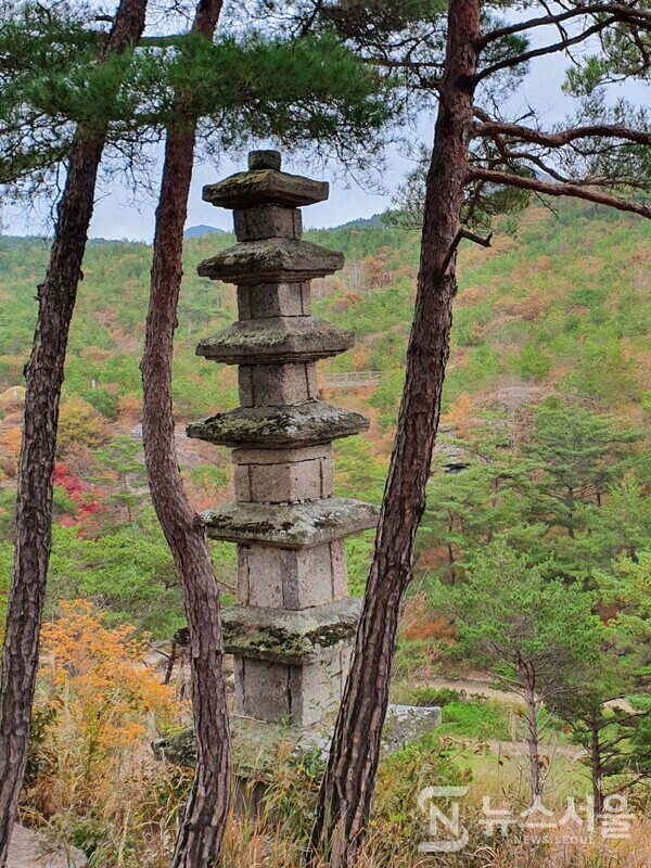 운주사 칠성바위 앞 칠층석탑. 운주사 계곡 서쪽 산록 와불 아래 큰 암반이 있는데 이를 칠성바위라고 한다. 칠성바위에는 지대석이나 기단부 등 별다른 시설없이 자연암반 위에 탑신부만으로 이루어진 7층석탑이 있다. 높이는 7m인데, 칠성바위 위에 7미터의  7층석탑으로 숫자 ‘7’이 연속되어 이채롭다.