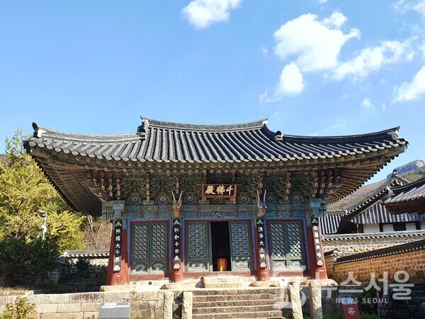 대흥사 천불전. 천불전(千佛殿)은 대흥사 남원 구역의 중심 전각이다. 천불전은 조선후기 순조 때 건축된 다포계의 팔작지붕 형태의 목조 건물이다. 천불전(千佛殿) 편액은 원교 이광사의 글씨이다. 천불전의 천불은 경주 불석산의 옥돌로 조성한 것으로 1817년 배로 싣고 오던 도중 부산 앞바다에서 태풍을 만나 일본 큐슈로 표류해 갔다가 다음 해인 1819년에야 대흥사로 돌아와 봉안된 것이다. 