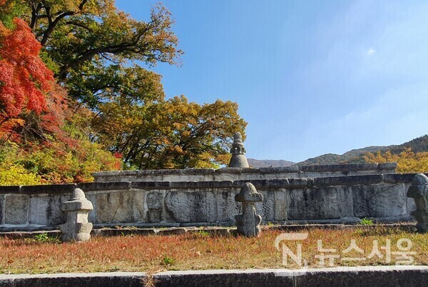 금산사 방등계단. 금강계단(金剛戒壇)은 부처님 진신사리를 모시고 수계의식을 행하는 곳이다. 금산사의 경우 이러한 금강계단을 ‘방등계단(方等戒壇)’이라 부르는데 ‘방등(方等)’은 위,아래 사방으로 평등하다는 뜻이다. 금산사 방등계단(方等戒壇)은 매우 넓은 기단 위에 사각형의 돌이 놓이고 그 위에 석종형의 탑이 세워져 있으며, 보물로 지정되어 있다. 