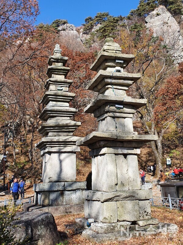 계룡산 남매탑. 계룡산 큰배재에서 약 500m 정도 거리에 상원암이 있으며 상원암 옆에 청량사 터가 있다. 이 청량사 터에 석조 7층석탑과 5층석탑이 나란히 있는데 이것이 유명한 ‘남매탑’이다. ‘남매탑’의 정식명칭은 공주 청량사지 칠층석탑과 오층석탑인데 고려시대에 조성된 것으로 추정되며 백제석탑의 양식을 따르고 있다. 문화재적 가치도 상당히 높아 두 석탑 모두 보물로 지정되어 있다. 