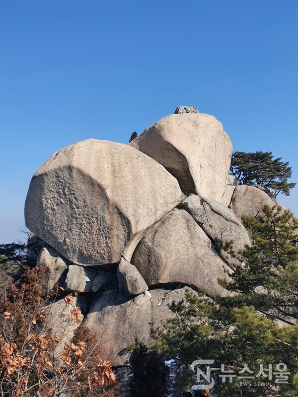 수락산 코끼리바위. 수락산 주능선 도솔봉에서 정상 주봉 사이에는 치마바위, 코끼리바위, 철모바위 등 다양한 형태의 바위가 펼쳐져 있다. ‘코끼리바위’는 커다란 바위 위쪽에 조그마한 코끼리가 얹혀져 있는 형태여서 그러한 이름이 붙여졌다고 한다.