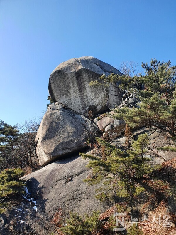  수락산 도솔봉. 노원골에서 우측 능선길을 따라 귀임봉에 오르고 귀임봉에서 수락산 주능선으로 합류하는 지점에 해발 538m 높이의 도솔봉이 있다.