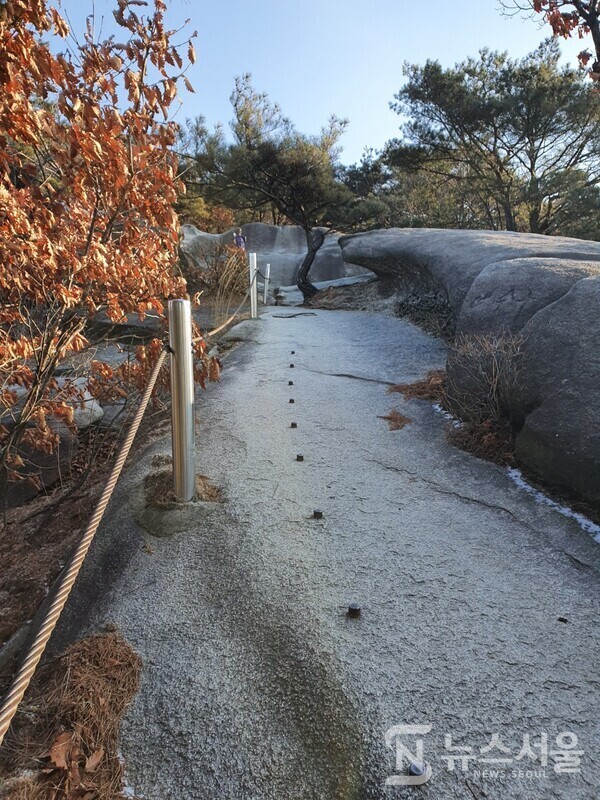  귀임봉 올라가는 길. 수락산 노원골에서 우측 능선길을 따라 걷다보면 수락산 남쪽 봉우리 중 하나인 ‘귀임봉’으로 올라가는 바위 길이 나온다. 