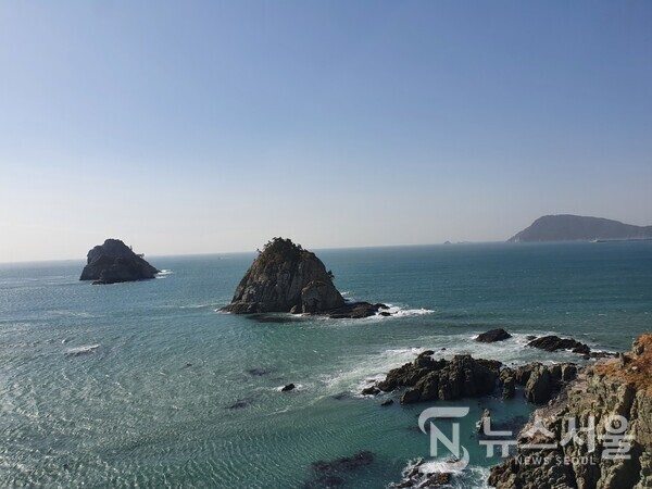 오륙도해맞이공원에서 바라본 오륙도. 부산 남구 용호동에는 오륙도해맞이공원이 있다. 오륙도해맞이공원 앞에는 절벽에서 바다 쪽으로 길게 조성된 ‘오륙도스카이워크’가 유명하다. 오륙도스카이워크를 걷다보면 절벽 위에 설치된 스카이워크 전망대 유리바닥 아래 출렁이는 파란  바다를 온몸으로 느낄 수 있다. 오륙도를 기준으로 동해와 남해바다가 나뉜다. 오륙도해맞이공원에서 동북쪽 방향 이기대공원 방향으로 가면 ‘해파랑길’이 펼쳐져 있고, 오륙도해맞이공원에서 신선대 방향으로 가면 ‘남파랑길’이 펼쳐져 있다.
