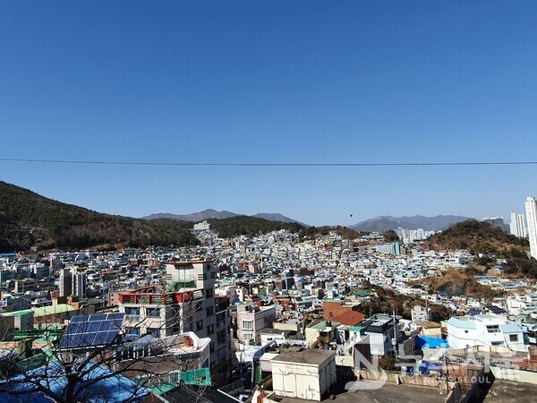 증산전망대에서 바라본 범일동 모습. 부산 동구 증산공원 안에 있는 증산전망대에 오르면 동북쪽으로 범일동 모습이 한눈에 조망된다. 부산 동구 범일동은 부산의 구 도심 중 하나로 전형적인 부산 산동네 모습을 아직까지 간직하고 있다.