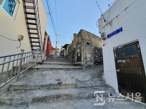 부산 영도구 봉래동언덕길 골목. 영도구 봉래동 주택가에서 봉래산 정상 방향 봉래산 둘레길로 올라가기 위해서는 낡은 주택들이 많은 경사진 골목길을 지나야 된다. 아직도 서민들이 많이 모여 사는 영도의 오래된 골목 중 하나이다.