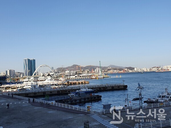 부산항 포구 풍경. 남파랑길 2코스는 부산 동구 초량동 부산역에서 출발하여 영도섬으로 가게 되는데 그 길 중간에 부산항 부두를 지나게 된다. 지금은 부산항이 규모가 상당히 커져 남항, 북항, 8부두, 신선대 부두, 감만부두, 감천부두 등 여러 곳의 부두가 있지만 지금도 부산역 뒤편에서 영도섬 사이에 있는 1부두와 2부두가 부산항의 중심부라고 할 수 있다.  