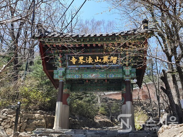 지리산 법계사 일주문. 천왕봉에서 중산리로 하산하는 길 도중에 ‘로타리대피소’가 있고 이 로타리대피소 바로 위측에 우리나라에서 가장 높은 곳인 해발 1,400m 높이에 ‘법계사’가 있다. 법계사는 신라 진흥왕 때 연기조사가 창건하였다고 전해지며, 현재는 팔만대장경으로 유명한 조계종 제12교구 본사인 해인사의 말사이다. 