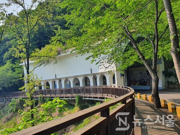안민도로 안민데크로드. 안민도로는 창원시 성산구와 진해구를 잇는 길로 봄철에는 벚꽃길이 아름답기로 전국에서도 손꼽히는 곳이다. 안민도로 길 어깨에 나무로 데크로드를 조성해 놓았으며 안민도로 중간에 터널을 인공적으로 만들어 터널벽면에 벽화를 그려놓아 많은 관광객들이 자주 찾고 있다.  