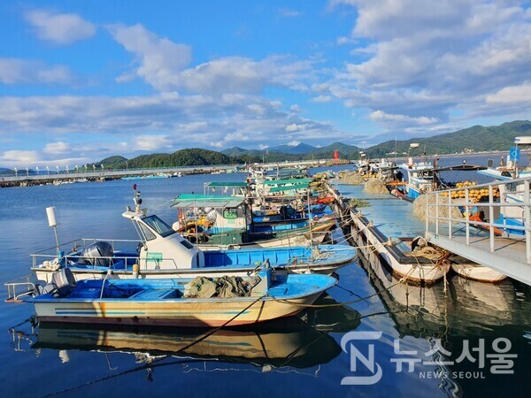 광암항. 경남 창원시 마산합포구 진동면 요장리 광암해수욕장 바로 옆에 ‘광암항’이라는 어항이 있다. 광암항은 진동만 입구에 자리잡고 있는데 많은 어선들이 정박해 있다. 광암항 포구에는 많은 횟집이 자리잡고 있고 창원서부수협과 냉동냉장창고, 해양경찰서 파출소, 경남조종면허시험장 등 여러 기관들이 위치 해있다.