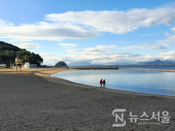 광암해수욕장. ‘광암해수욕장’은 경남 창원시 마산합포구 진동면 요장리에 있는 해수욕장으로, 현재 창원시에 있는 유일한 해수욕장이다. 1970년대에 마산만에 있던 ‘가포해수욕장’이 환경오염으로 폐쇄되자 당시 창원군에서 굴껍질과 자갈밭으로 이루어진 갯벌이었던 이곳에 모래를 쌓아 만든 인공 해수욕장이다. 수심이 얕고 바닷물이 깨끗하며 항상 따뜻한 수온을 유지하고 있으며, 물결이 잔잔하고 갯벌이 발달하여 가족피서지로 널리 알려져 있다. 다년간 폐쇄되었다가 2018년 재개장한 뒤 지금은 여름철 창원시민이 널리 사용하고 있다.