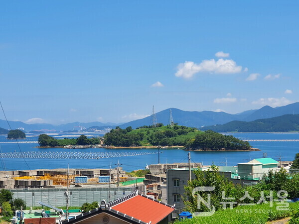 통영 광도면 적덕마을과 입도(笠島). 통영시 광도면 덕포리 적덕삼거리 인근에 적덕마을이 있다. 적덕마을 해변에서는 바로 앞 바다에 있는 ‘입도’가 눈앞에 보이는데, ‘입도(笠島)’는 섬의 생김새가 갓 모양이라서 그러한 이름이 붙여졌다고 한다. 입도(笠島) 부근 해변은 홍합양식을 하기에 좋은 조건을 갖추고 있어서 섬 주변이 온통 홍합 양식용 부표들로 가득 차 있다.