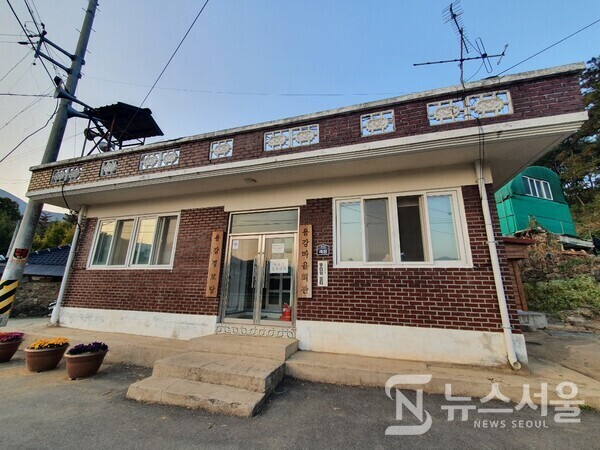전남 화순군 이서면 용강마을회관. 무돌길 제7길 ‘이서길’ 도중에 ‘용강마을’이 있다. 용강마을 도로면에 마을회관이 자리잡고 있는데 넉넉한 시골인심을 말해주고 있다. 