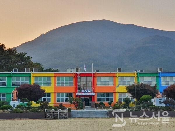 화순초교 이서분교. ‘화순초교 이서분교’는 전남 화순군 이서면 야사리에 있던 이서초등학교가 1992년 현 위치(영평리)로 이전하였고, 취학연령 감소로 2011년 이서초등학교가 ‘화순초교 이서분교’로 격하된 것이다. 