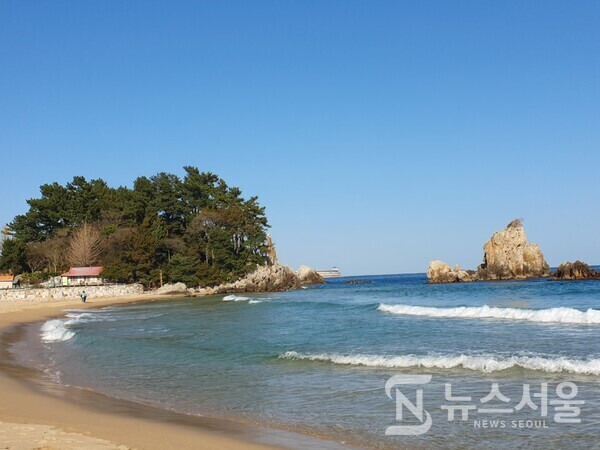 추암해수욕장과 형제바위. 강원도 동해시의 제일 남쪽에 추암해변이 있다. 추암해변은 남쪽 추암해수욕장과 해돋이 명소로 유명한 추암촛대바위, 능파대, 추암조각공원 등으로 이루어져 있다. 추암해수욕장 바로 앞에는 형제바위가 자리잡고 있는데 추암촛대바위와 서로 마주보고 있다.