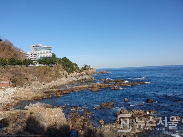 이사부길 바위해안. ‘삼척 이사부길’은 삼척항에서 동해시 추암해변까지 이어지는 해안길인데, 삼척항에서 후진항까지는 바위해안이 이어져 있다. 바닷가 바위절벽 위에 해안길이 이어져 있는데, 해안절벽 위에서 바라보는 동해바다의 모습은 절경으로 유명하다.