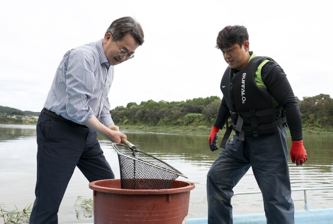 한탄강 청년어부와 참게 들어올린 김동...