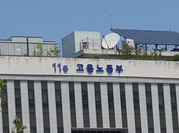 고용노동부, 청년 회계사의 과로사 의...